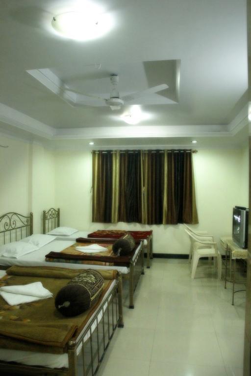 ماهاباليشوار Hotel Shanti Palace المظهر الخارجي الصورة